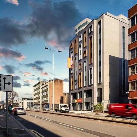Easyhotel Cardiff Bagian luar foto