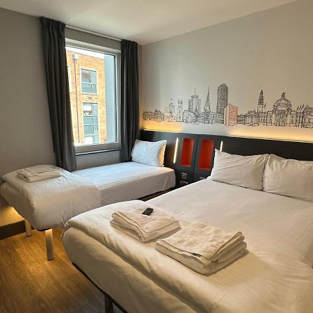 Easyhotel Cardiff Bagian luar foto