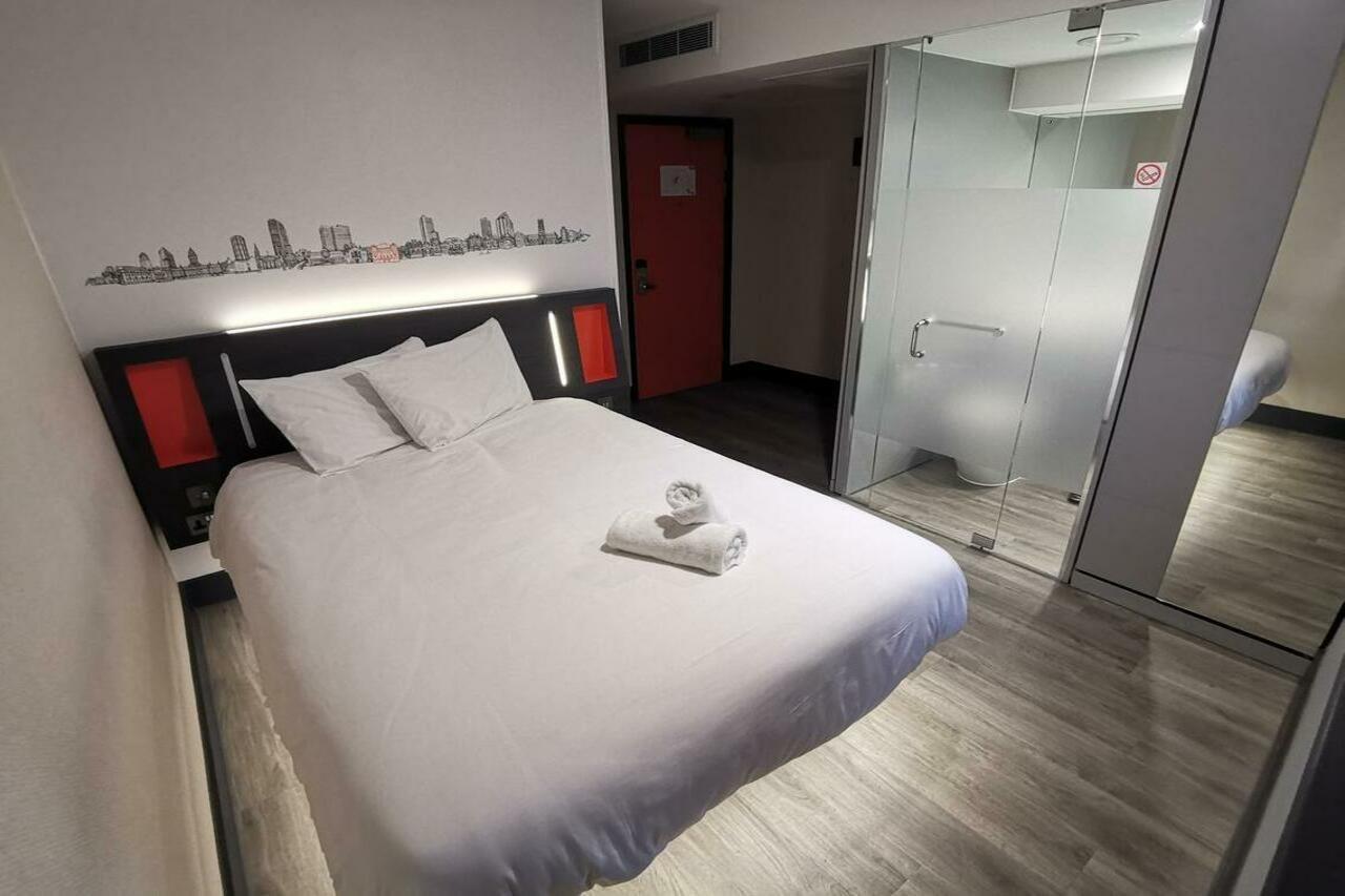 Easyhotel Cardiff Bagian luar foto