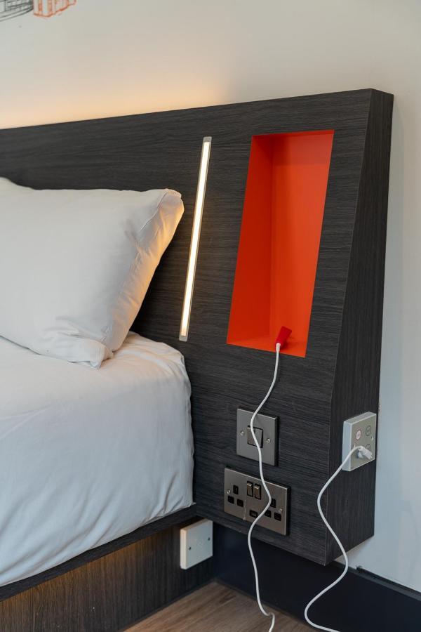 Easyhotel Cardiff Bagian luar foto