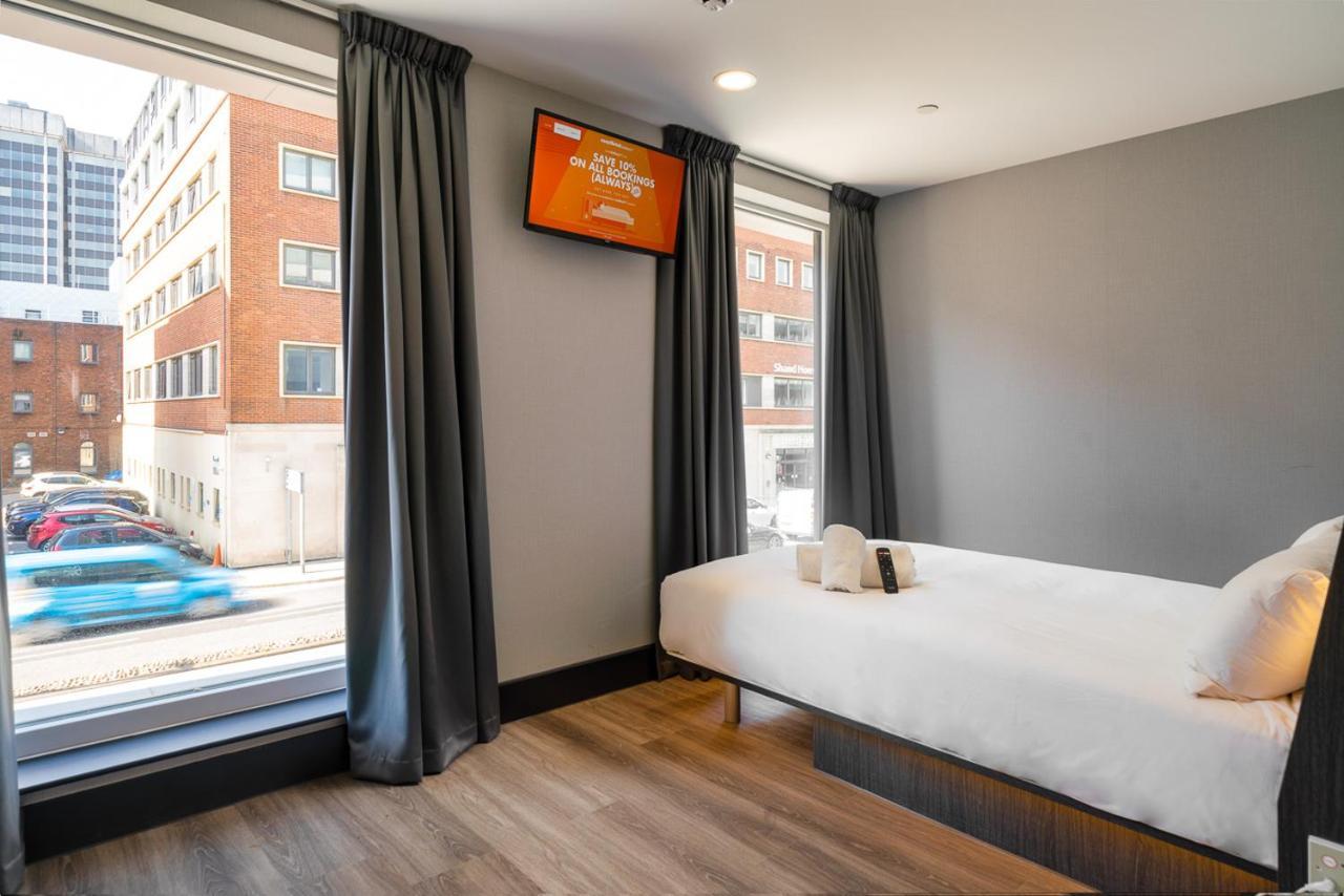 Easyhotel Cardiff Bagian luar foto