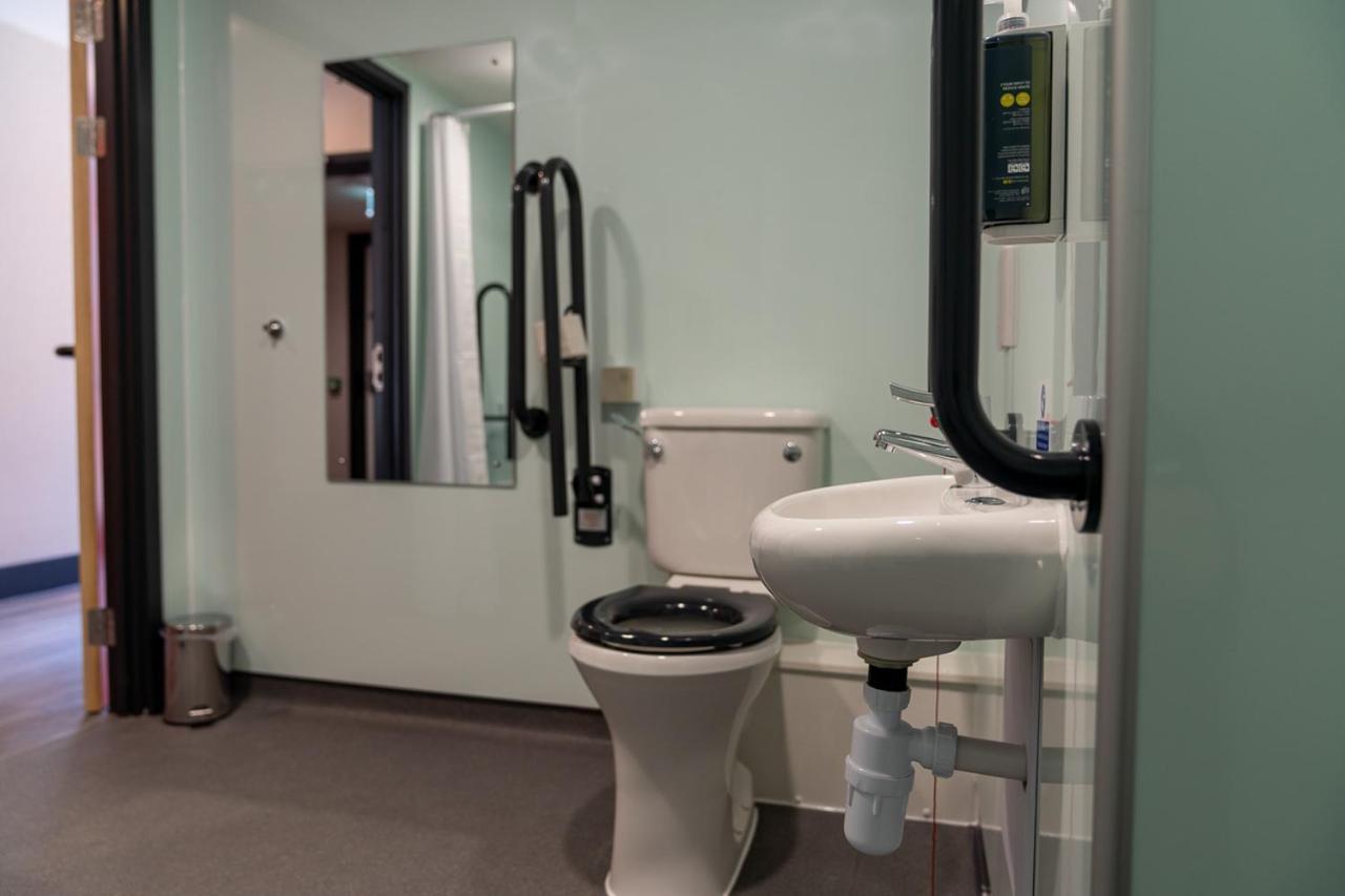 Easyhotel Cardiff Bagian luar foto