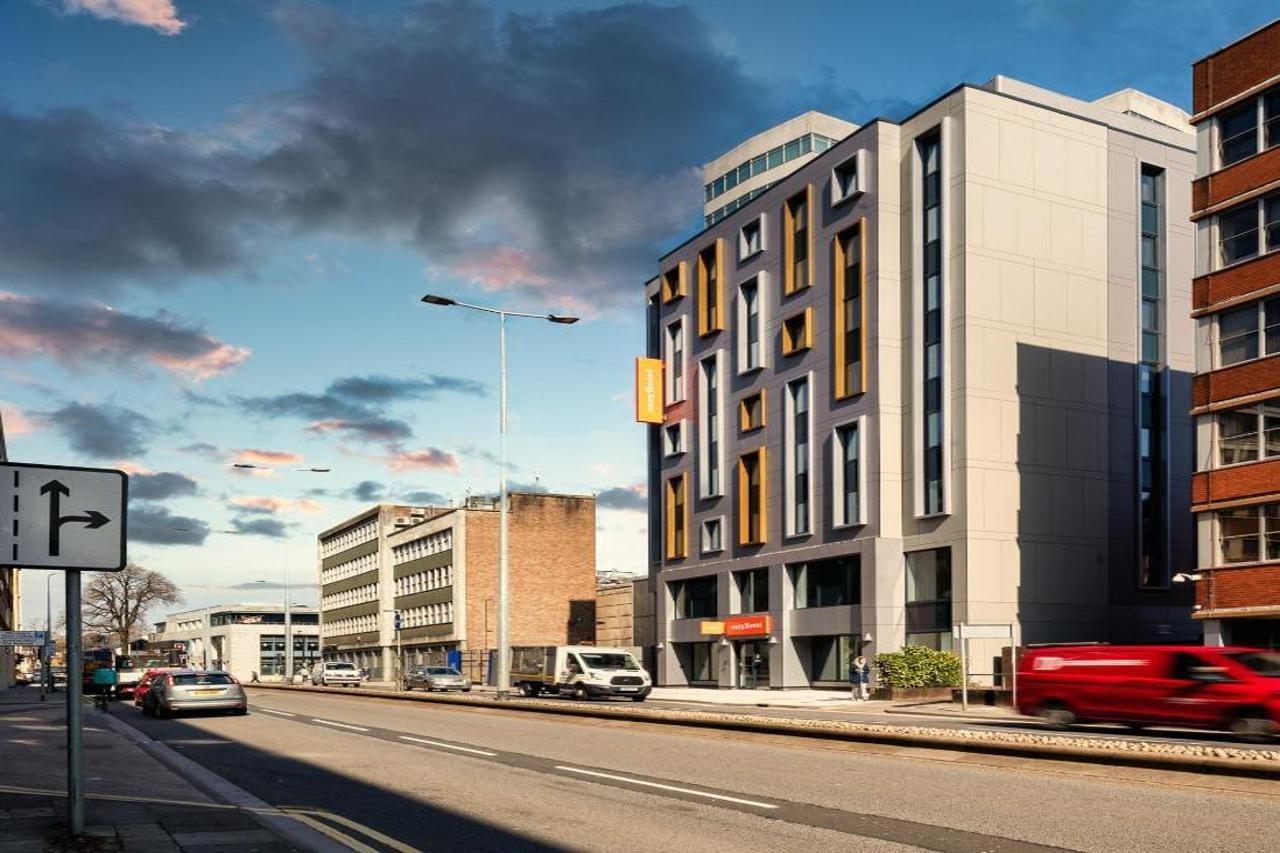 Easyhotel Cardiff Bagian luar foto