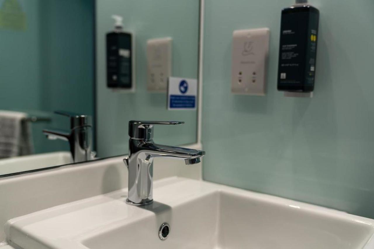 Easyhotel Cardiff Bagian luar foto